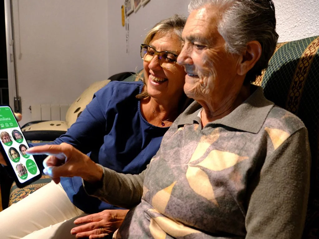  Maximiliana, un smartphone diseñado específicamente para las personas mayores.